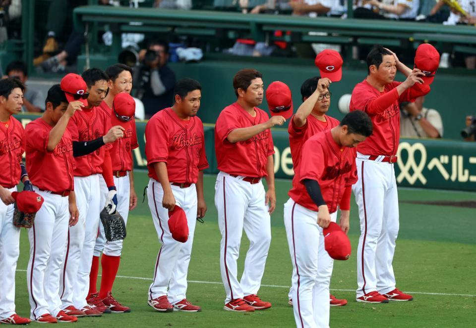 　甲子園での最終戦を終え、ファンにあいさつする新井監督（右端）ら広島ナイン（撮影・山口登）