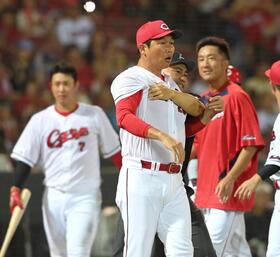 広島・新井監督　乱闘騒ぎに「お互いに真剣勝負をやっているので」「それも野球の一部だと」秋山への死球巡って激高
