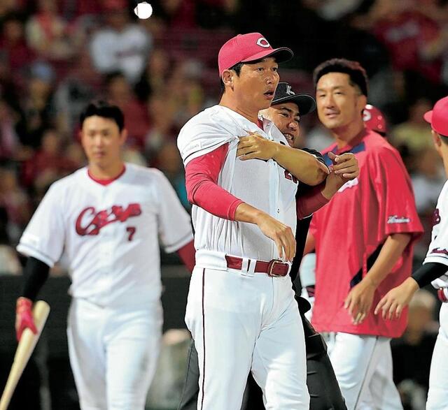 広島 荒ぶる大柄な新井監督を全力で制した審判員 三塁側から猛