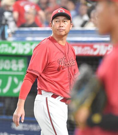 　６回表終了時、選手交代を告げた新井監督（撮影・佐々木彰尚）