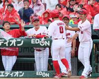 　６回、秋山の適時打で生還した上本（０）を迎える新井監督（中央）＝撮影・立川洋一郎