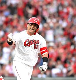 広島・末包が決勝適時打で鯉３位再浮上　八回一挙４点逆転！連敗４で止めた！