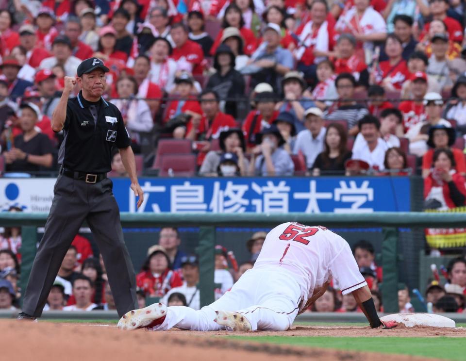 　５回、けん制で刺されアウトになる末包（撮影・立川洋一郎）