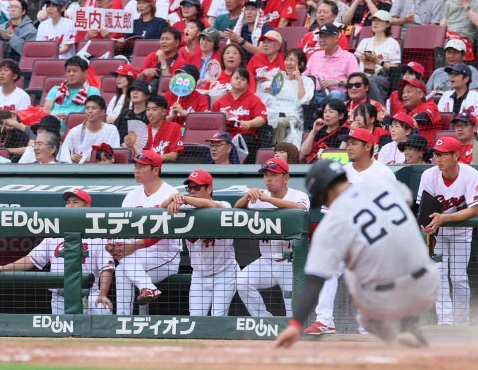 　８回、オコエの遊ゴロで追加点を奪われ、グラウンドを見つめる新井監督（左から２人目）＝撮影・立川洋一郎