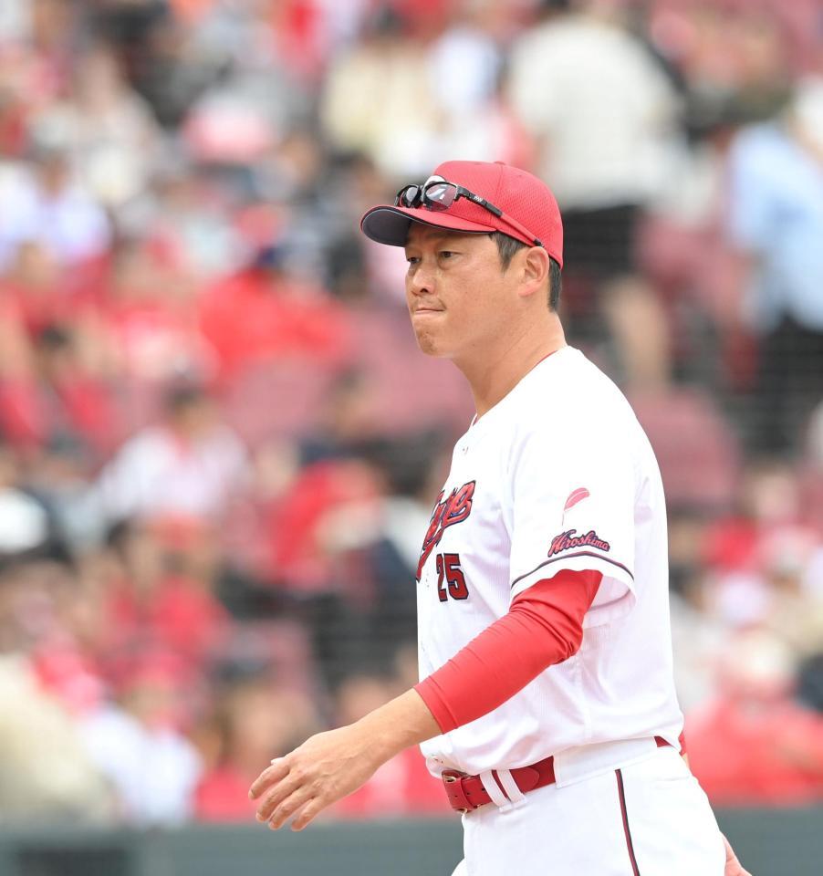 　選手交代を告げる新井監督（撮影・市尻達拡）