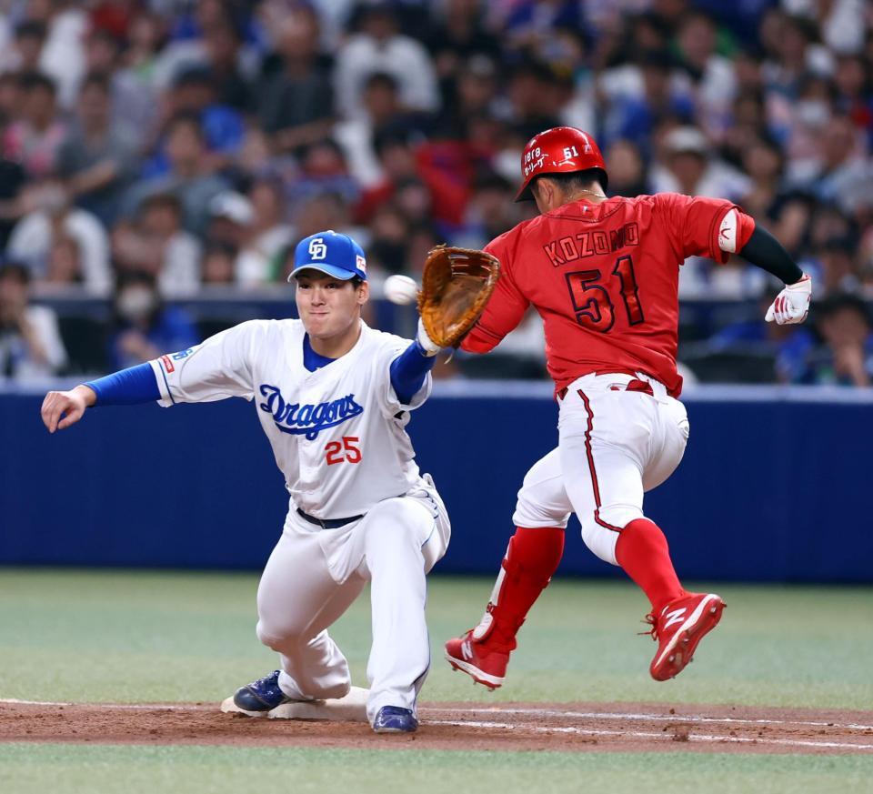 　９回、小園は遊ゴロで一塁に駆け込む（野手・石川昂）＝撮影・山口登