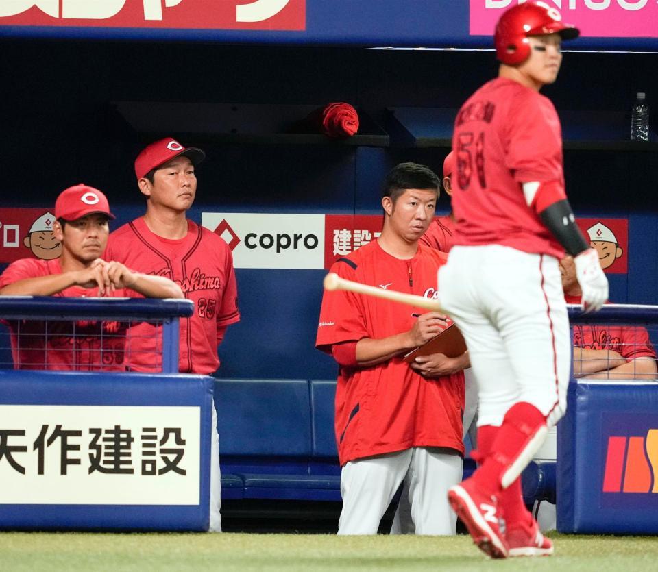 　中日に連敗し、ベンチでさえない表情の新井監督（左から２人目）。右手前は無安打に終わった小園