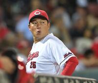 　選手交代を告げ、ベンチに戻る新井監督（撮影・市尻達拡）