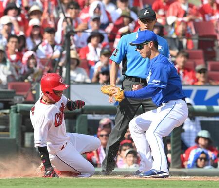 【写真】すごい砂埃！　加藤匠からの送球でタッチアウトになった野間　決死の表情もむなしい