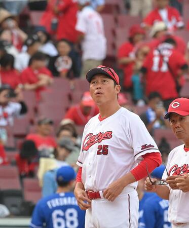 　試合後の整列で、遠くを見つめる新井監督（撮影・市尻達拡）