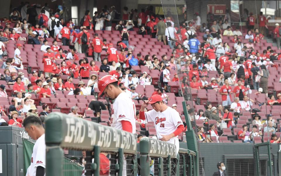 　試合後のあいさつを終え、新井監督は監督室に戻る（撮影・市尻達拡）