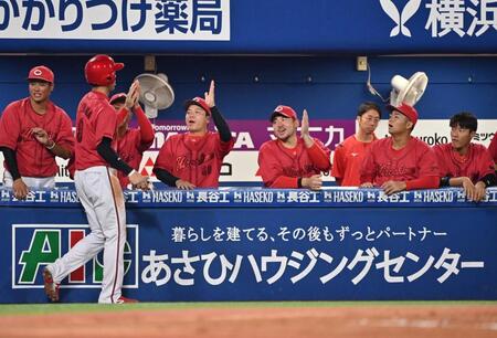 　３回、野間の二ゴロの間に生還した三走秋山（手前）を迎える広島ナイン