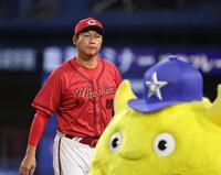 　厳しい表情で選手交代を告げる新井監督（撮影・金田祐二）