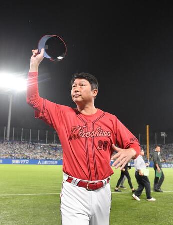 　声援に応える新井監督（撮影・佐々木彰尚）