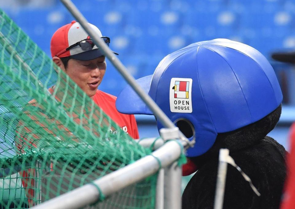 　つば九郎（右）とふれあう新井監督（撮影・佐々木彰尚）