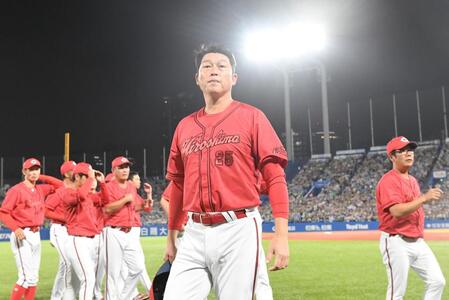 　ファンにあいさつをした新井監督（撮影・佐々木彰尚）