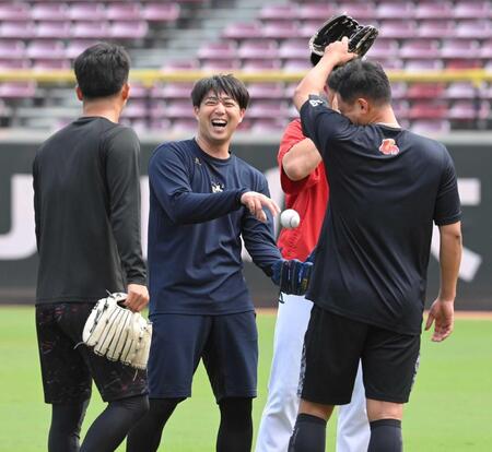 　キャッチボールを終え、笑顔を見せる野村（撮影・市尻達拡）