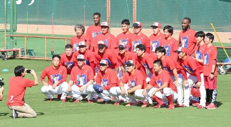 【写真】アニキにあいさつしてるみたい　練習前円陣の野村と新井監督