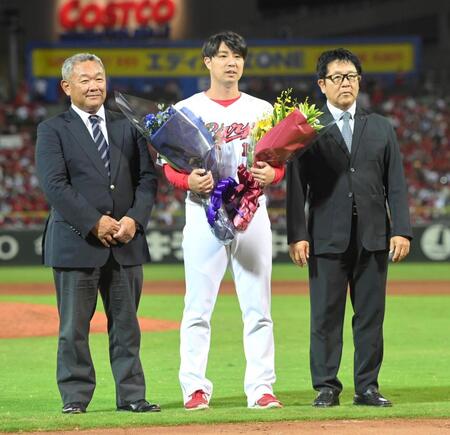 　広陵・中井哲之監督と明大元監督の善波達也さんから花束を受け取り、記念撮影する野村（撮影・市尻達拡）