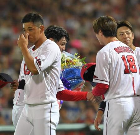 広島　中村奨成が大粒の涙　広陵の先輩、野村の引退セレモニーで握手　こらえきれずに目元を拭う