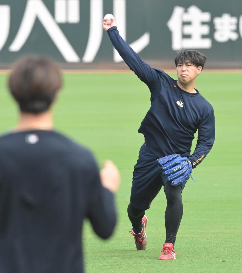 　森下とキャッチボールをする野村（撮影・市尻達拡）