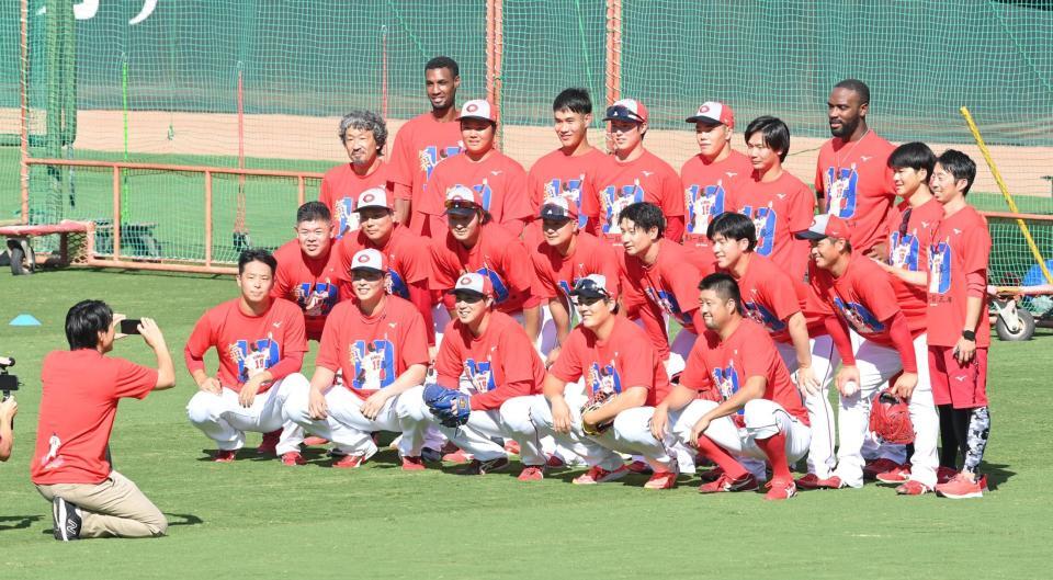 　投手陣の中心で記念撮影する野村（前列左から３人目）＝撮影・市尻達拡