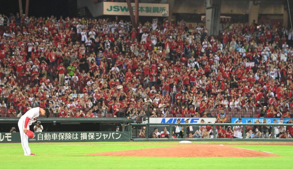 　マウンドに一礼する野村（撮影・市尻達拡）