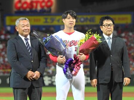 　広陵・中井哲之監督と明大元監督の善波達也さんから花束を受け取り、記念撮影する野村（撮影・市尻達拡）