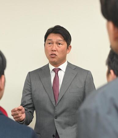 　オーナー報告を終え、報道陣の質問に答える新井監督（撮影・市尻達拡）