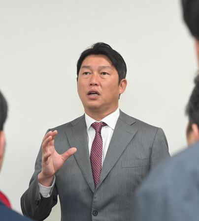 　オーナー報告を終え、報道陣の質問に答える新井監督（撮影・市尻達拡）