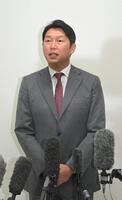 　オーナー報告を終え、報道陣の質問に答える新井監督（撮影・市尻達拡）