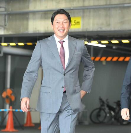 　オーナー報告に向かう新井監督（撮影・市尻達拡）