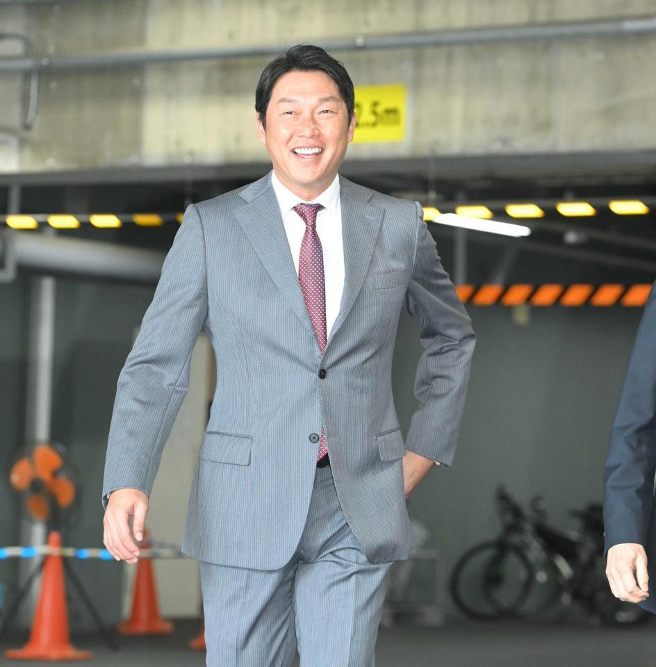 　オーナー報告に向かう新井監督（撮影・市尻達拡）