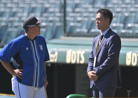 　試合前、石井コーチ（左）と話す秋山（撮影・北村雅宏）