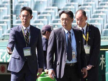 　練習を見る（右から）宮本慎也氏と秋山（撮影・田中太一）