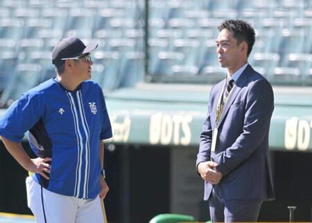 　解説ため甲子園球場を訪れ、石井コーチ（左）と話す秋山＝１３日