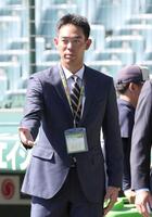 　解説のため甲子園球場を訪れた秋山＝１３日