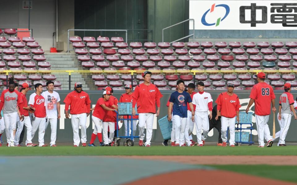 　新井監督は練習最後のロングティー後、選手と一緒に球拾いをして引き揚げる（撮影・市尻達拡）