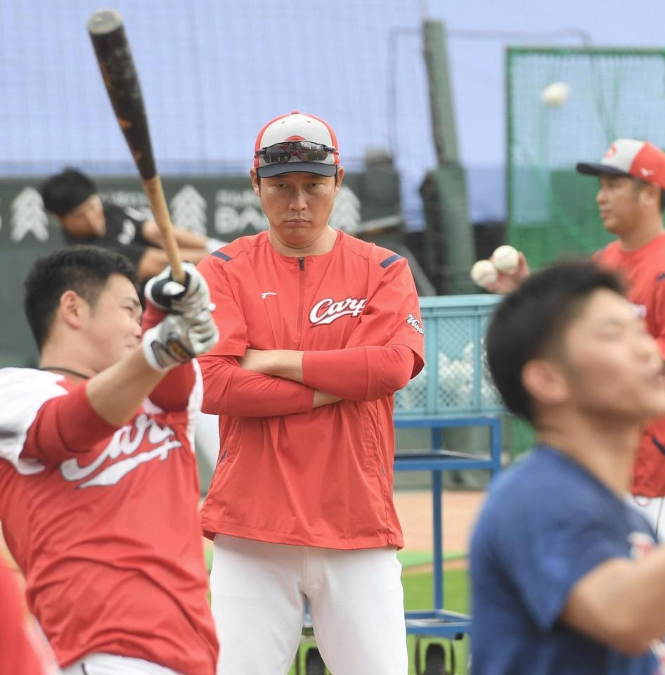 　新井監督は練習最後のロングティーで林のスイングを見守る（撮影・市尻達拡）