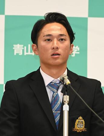 　広島１位指名の佐々木泰が緊張の会見をする（撮影・園田高夫）