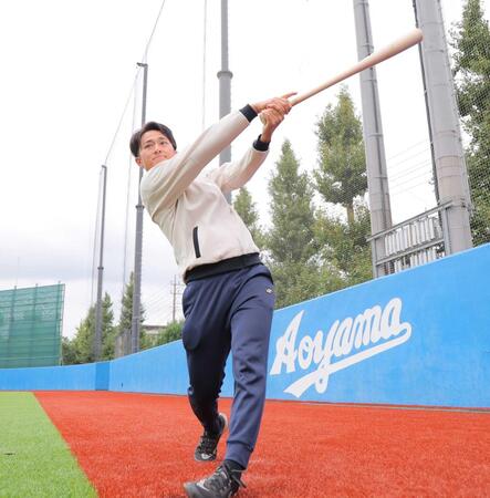 　力強く素振りを行う青学大・佐々木泰