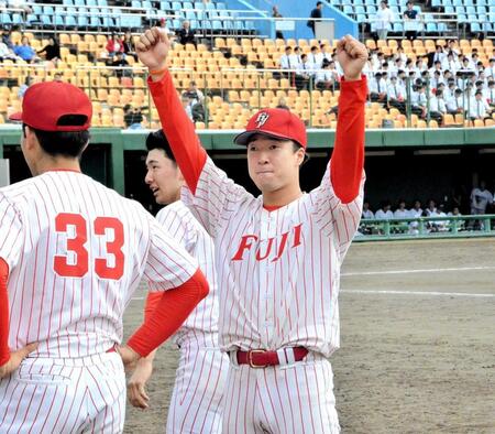 　神宮大会出場を決めスタンドに向かってガッツポーズする富士大・佐藤