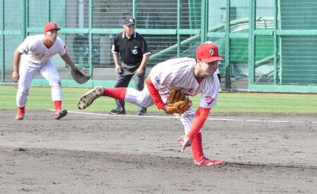 　力投する広島ドラフト２位の富士大・佐藤。一塁手は同４位の渡辺