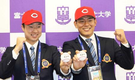 　４位指名を受けた渡辺（右）とポーズを決める佐藤