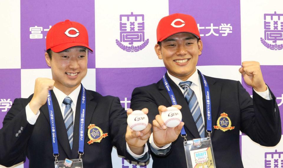 　４位指名を受けた渡辺（右）とポーズを決める佐藤