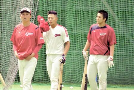 　仲田（右端）に直接指導を行った新井監督（左）