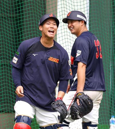 　ノックを受ける坂倉（右は佐藤）＝撮影・山口登