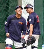 　ノックを受ける坂倉（右は佐藤）＝撮影・山口登