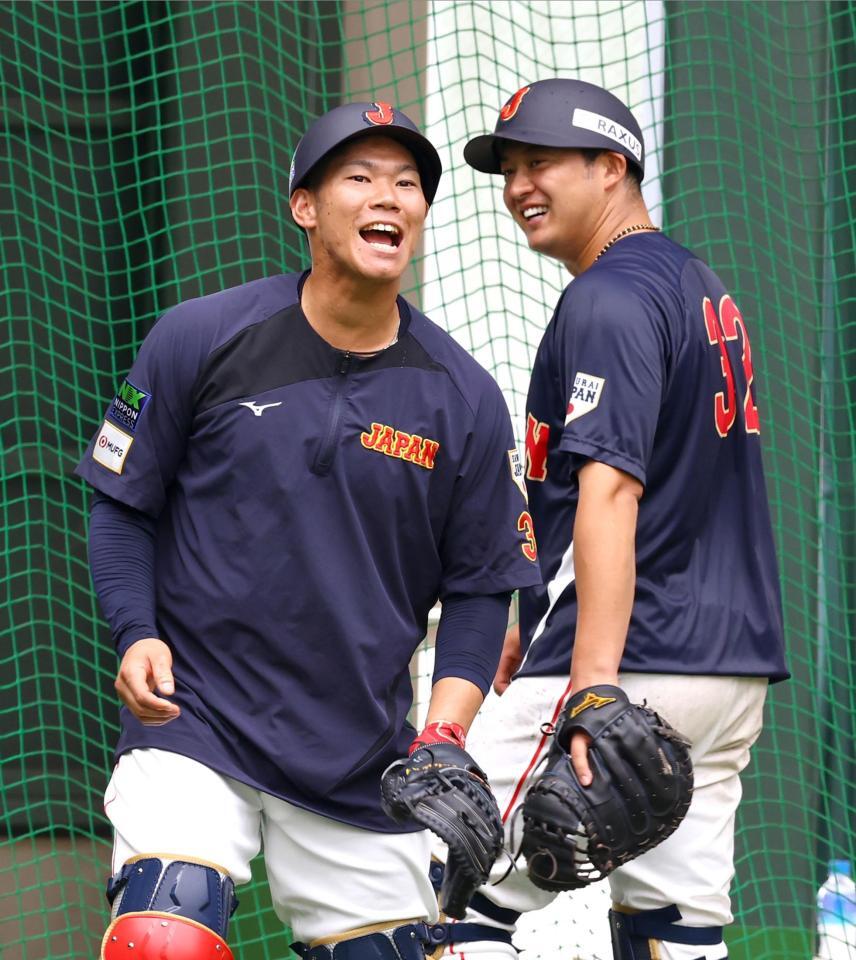 　ノックを受ける坂倉（右は佐藤）＝撮影・山口登