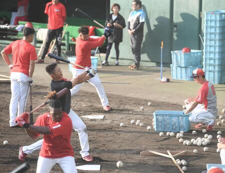 　全体練習の最後に、連続ティーを行う内田ら広島ナイン（撮影・市尻達拡）